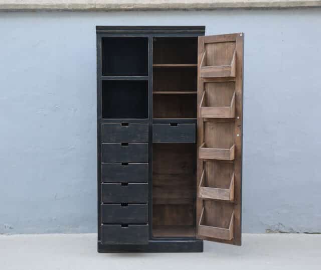 Stoere zwarte kast oud hout