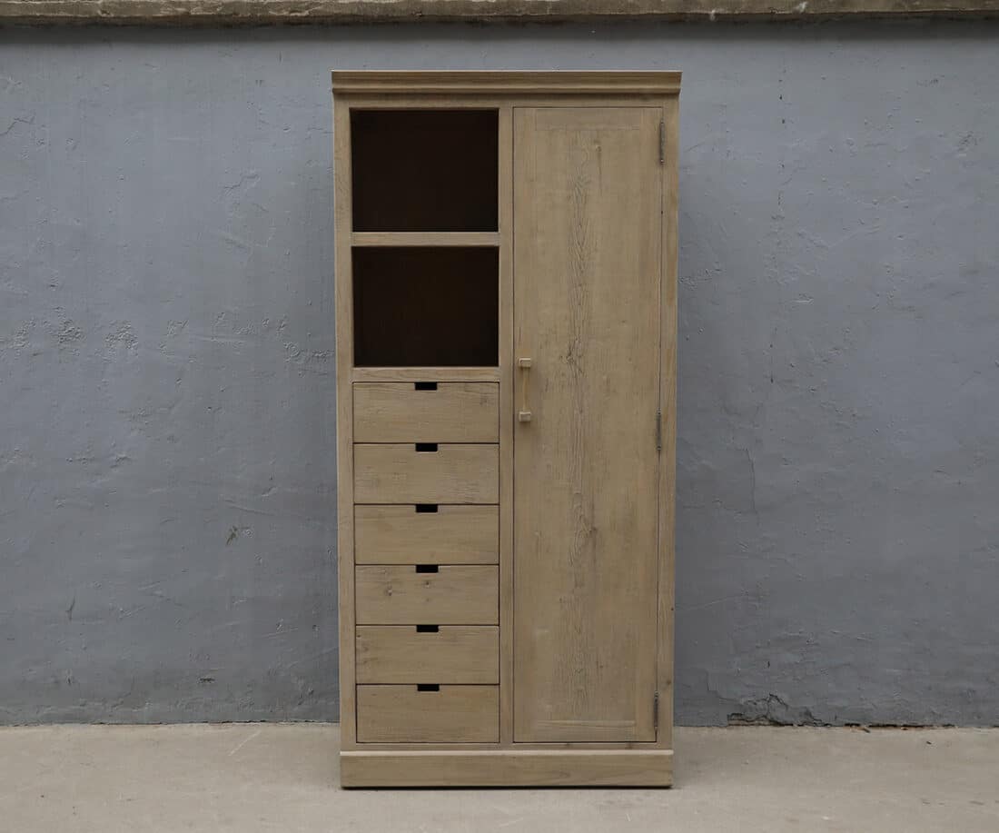 Stoere kast oud blank hout