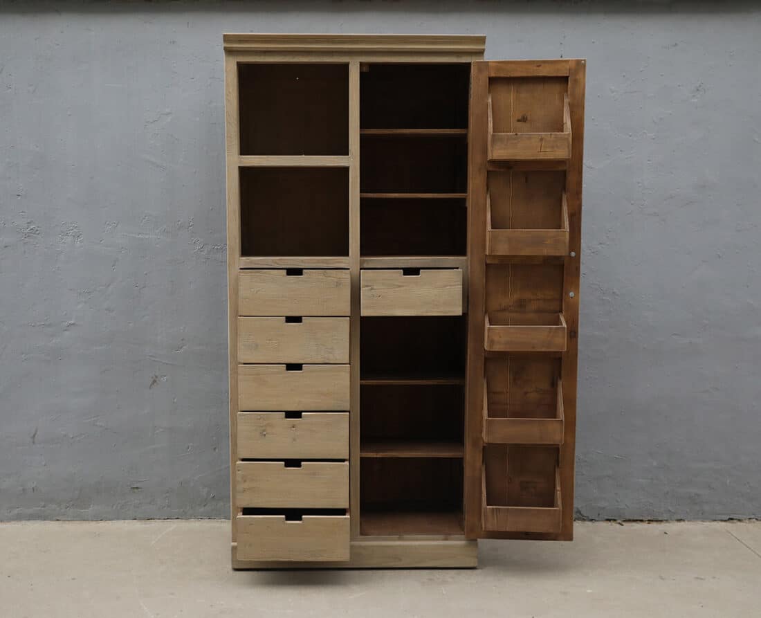 Stoere kast oud blank hout