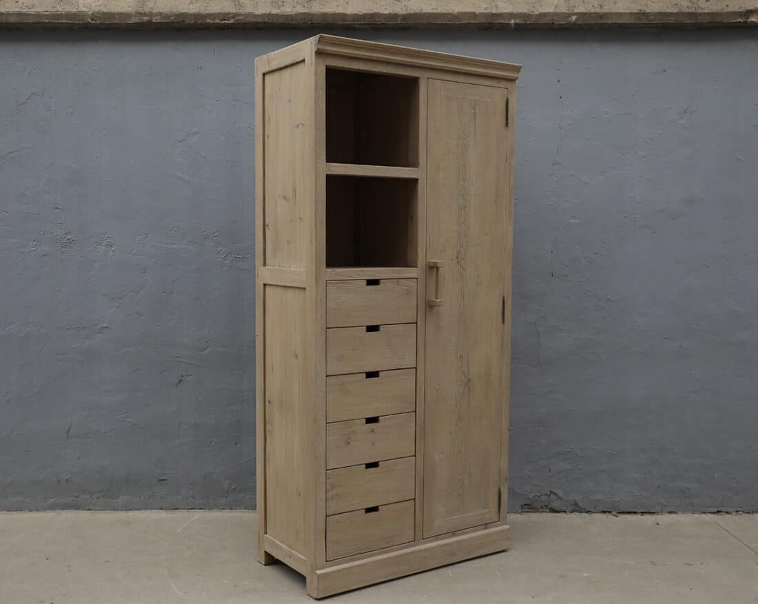 Stoere kast oud blank hout