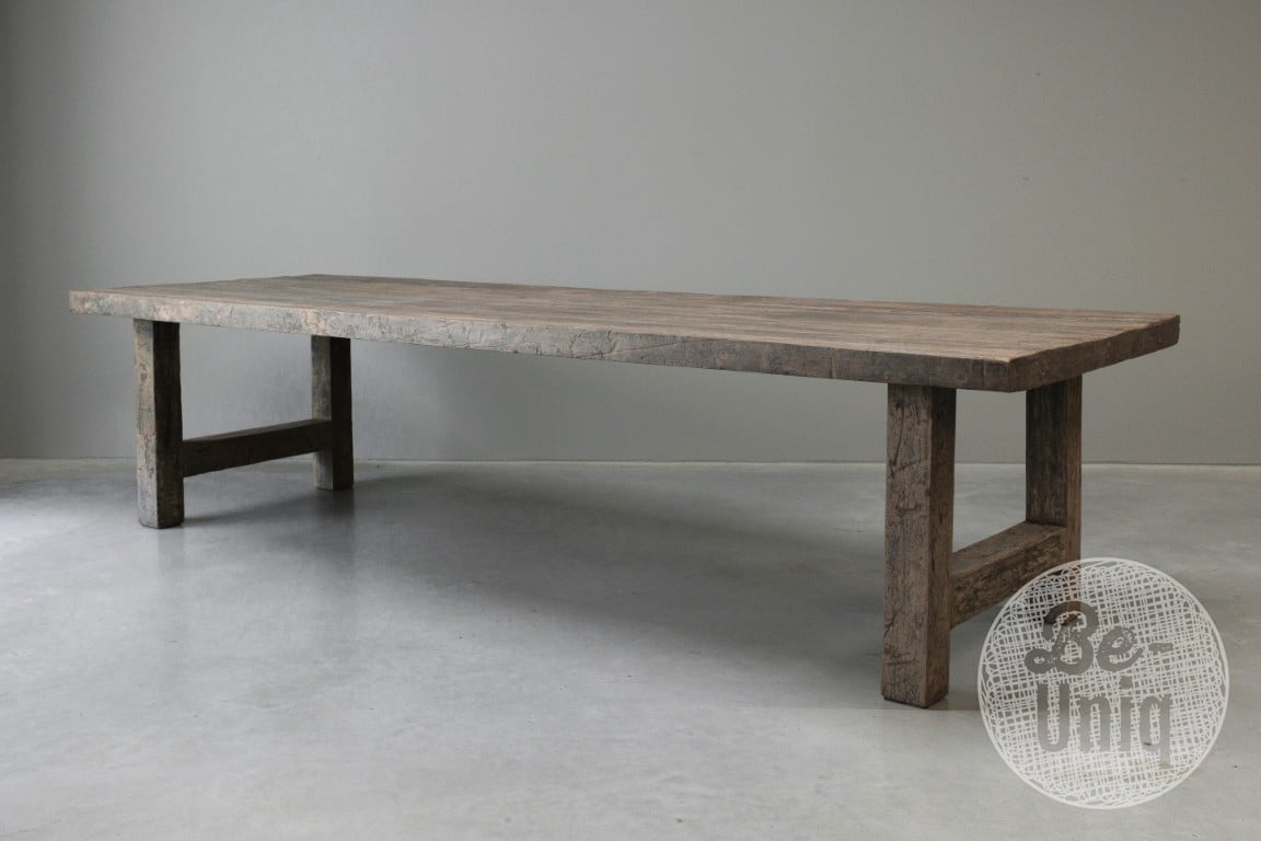 Stoere oude kloostertafel