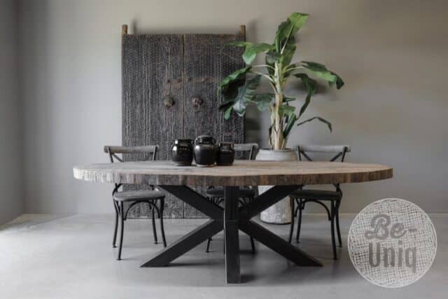 Robuuste ovale tafel oud hout